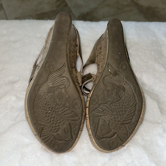 Unlisted Web of Love gold wedge sandals - Picture 6 of 7